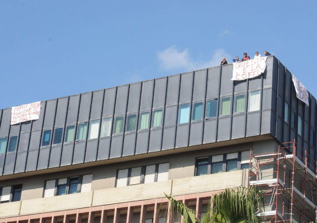Sei-ex-operai-Cofely-manifestano-sul-tetto-dell-edificio-del-Policlinico-16f1303c1ce4e1280300db46c341e18b