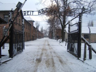 Auschwitz_I_entrance_snow-670x502