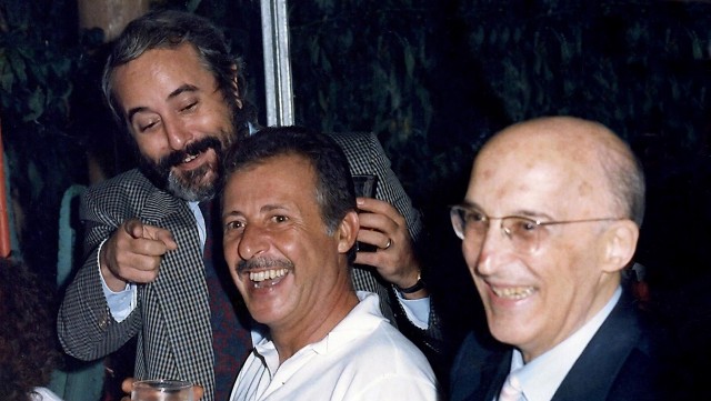 Antonino Caponnetto, capo dell'Ufficio Istruzione di Palermo,  con i giudici Giovanni Falcone e Paolo Borsellino negli anni intensi dell'attivita' del pool antimafia in un'immagine del 1986. ANSA / ARCHIVIO FAMIGLIA BORSELLINO