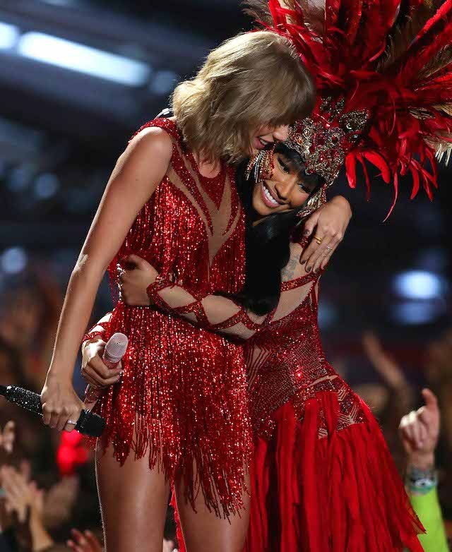 Taylor Swift e Nicki Minaj si esibiscono in Night is still young agli MTV Video Music Awards al Microsoft Theater di Los Angeles, 30 agosto 2015. (Matt Sayles/Invision/AP)