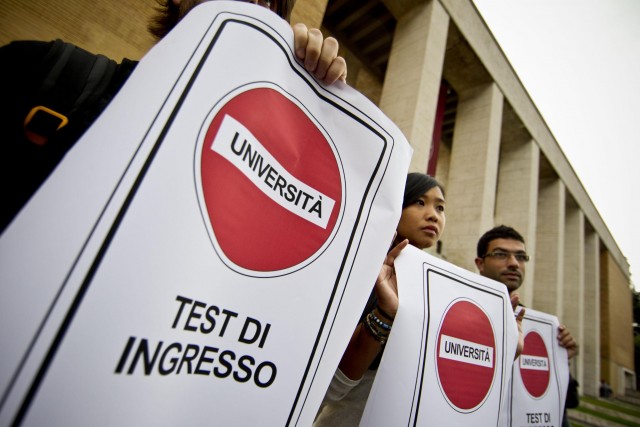 Protesta degli studenti davanti all'università di Roma La Sapienza contro il numero chiuso alle iscrizioni di medicina il 4 settembre 2012 a Roma ANSA/MASSIMO PERCOSSI