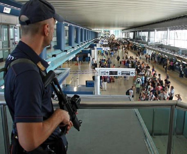 Controlli di polizia all'aeroporto di Fiumicino ANSA/TELENEWS