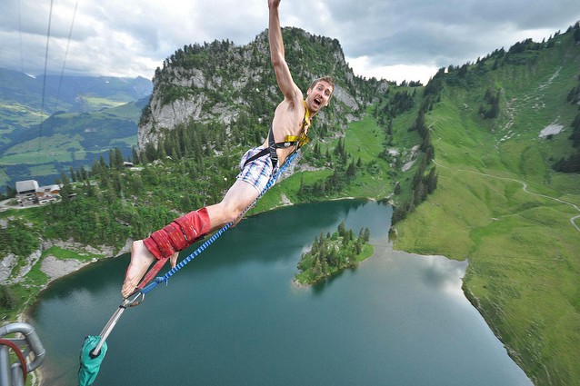 Bungee-Jumping-in-Svizzera-638x425