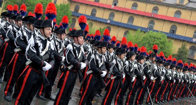 Cerimonia di giuramento solenne e conferimento degli Alamari agli allievi Carabinieri presso la Caserma Cernaia, Torino,30 Aprile 2014 ANSA/ ALESSANDRO DI MARCO