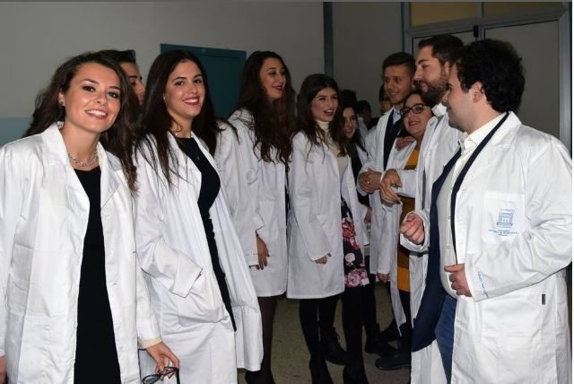 FOTO - Alcuni studenti medicina romena ad Enna