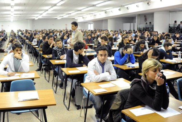 I candidati al test d'ammissione (Foto Omniroma)