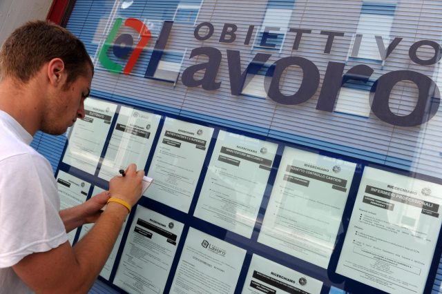 Un ragazzo in cerca di lavoro davanti a una agenzia interinale, in una foto del 31 maggio 2010 a Pisa. ANSA/ FRANCO SILVI