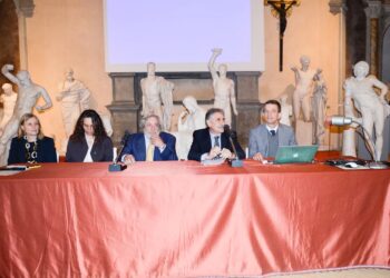 presentazione del Centro interuniversitario di ricerca e servizi sulla statistica avanzata per lo sviluppo equo e sostenibile alla Gipsoteca di arte antica dell’Università di Pisa. Al tavolo dei relatori, da sinistra, Alessandra Petrucci, Monica Pratesi, Achille Lemmi, Massimo Augello e Alberto Tesi.