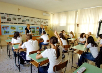 Un'insegnante durante una lezione in classe in una foto d'archivio. ANSA/ ALESSANDRO DI MEO