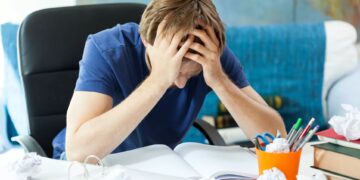 studente prepara esame universitario