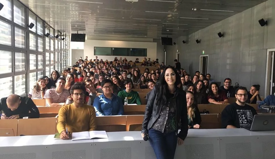 Università, la prof si ammala di tumore: studenti raccolgono 300mila euro per curarla