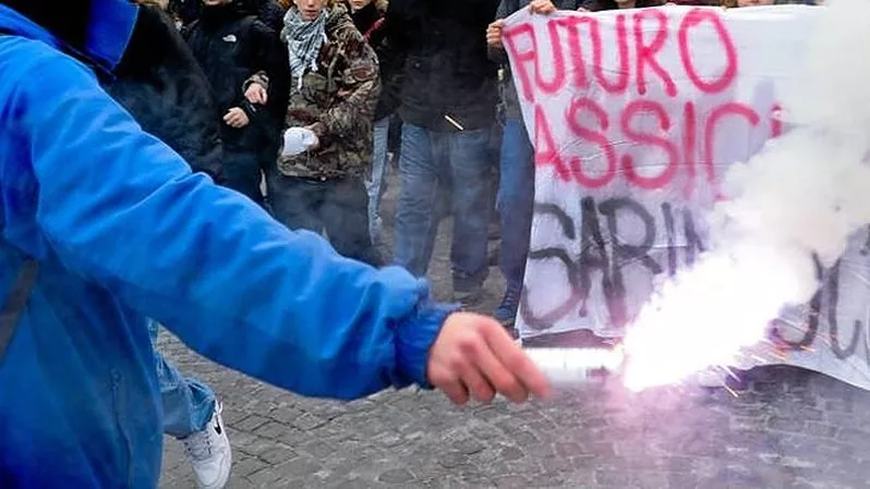 L’Università è occupata: la prof. promuove tutti gli studenti con “voto politico”