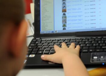 Un bambino utilizza un computer portatile in una foto d'archivio. ANSA / FRANCO SILVI