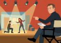 Regista teatrale durante le prove di uno spettacolo con gli attori sul palcoscenico
