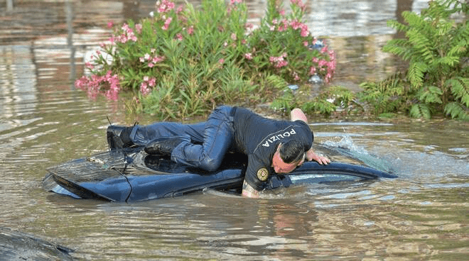 Poliziotto impiegato in salvataggio durante alluvione di Palermo del 15 luglio 2020