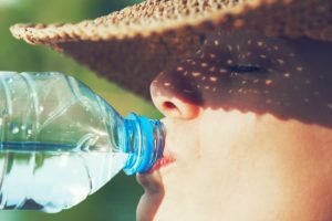donna beve acqua contro il caldo