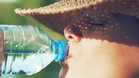 donna beve acqua contro il caldo