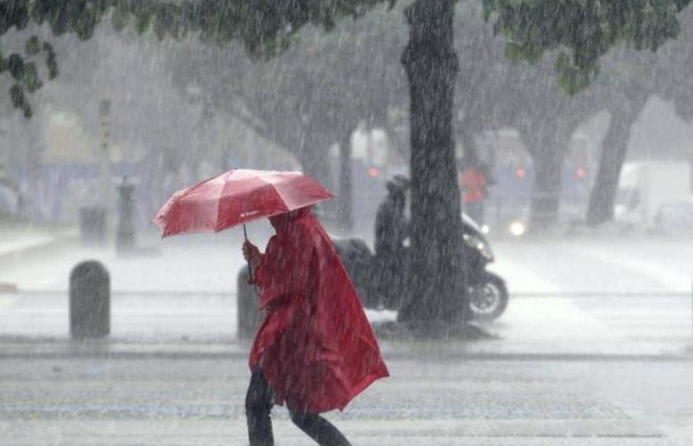 persona in strada con la pioggia