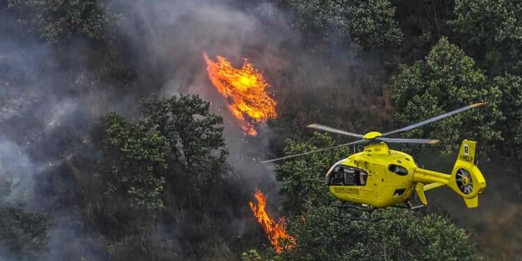 Elicottero che spegne un incendio