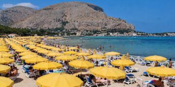 Spiaggia di Mondello, sospiro di sollievo per i lavoratori: via alle assunzioni della Italo Belga