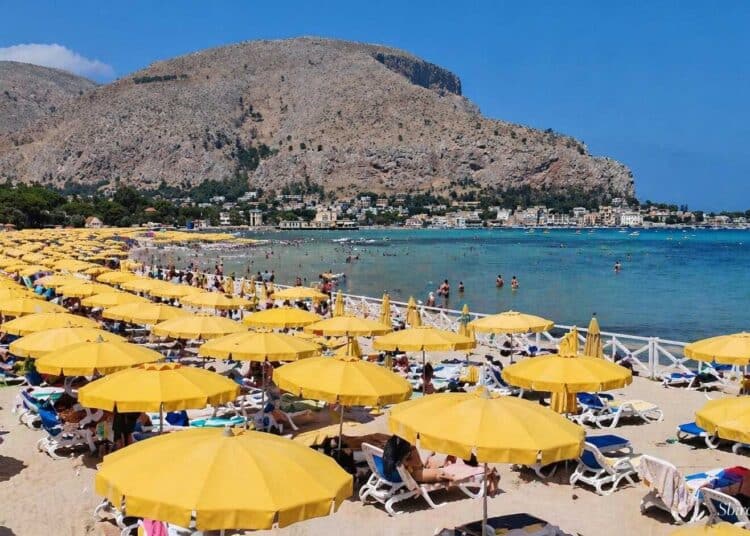 Spiaggia di Mondello, sospiro di sollievo per i lavoratori: via alle assunzioni della Italo Belga
