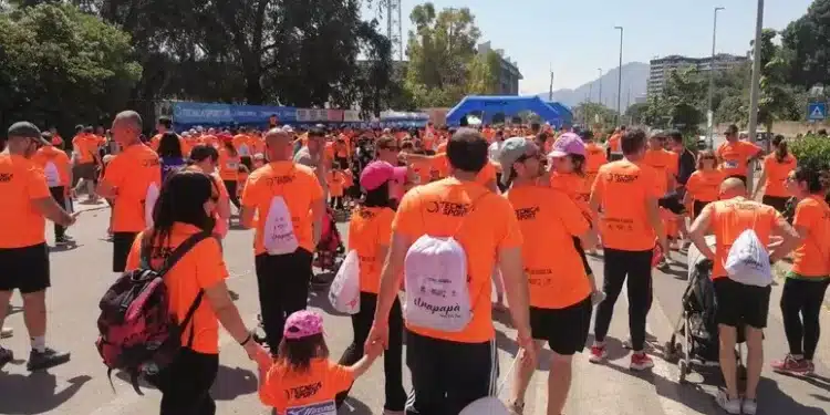 Oltre 6000 partecipanti alla StraPapà di Palermo: una marea arancione invade la città