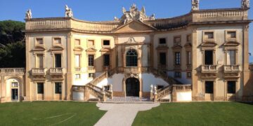 Effetto “Houdini” in Sicilia: Dua Lipa sposa Callum Turner a Villa Valguarnera, è caccia ai VIP a Palermo