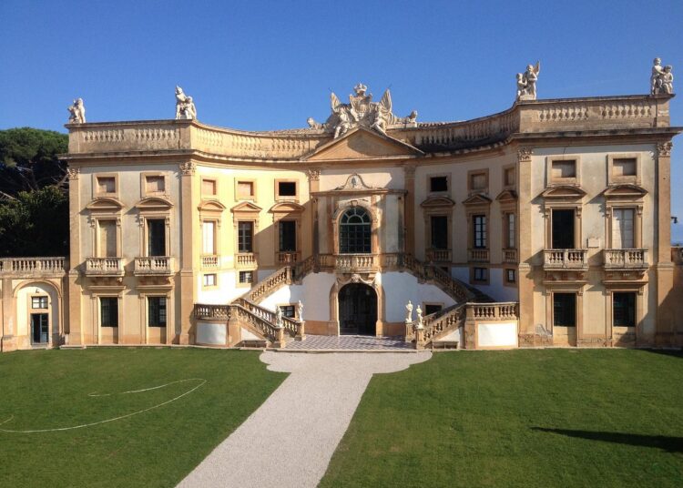 Effetto “Houdini” in Sicilia: Dua Lipa sposa Callum Turner a Villa Valguarnera, è caccia ai VIP a Palermo