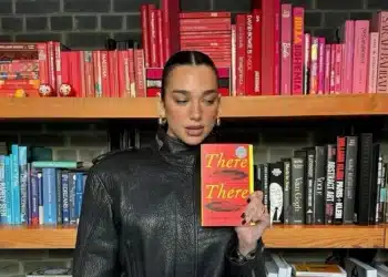 Un “risarcimento” di cultura: Dua Lipa dona libri a Palermo dopo le polemiche sulle nozze blindate