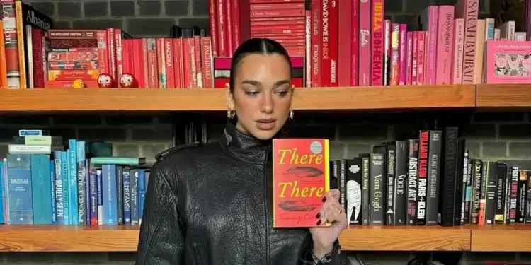 Un “risarcimento” di cultura: Dua Lipa dona libri a Palermo dopo le polemiche sulle nozze blindate
