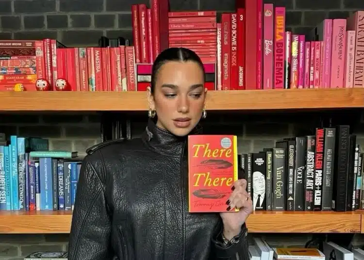 Un “risarcimento” di cultura: Dua Lipa dona libri a Palermo dopo le polemiche sulle nozze blindate