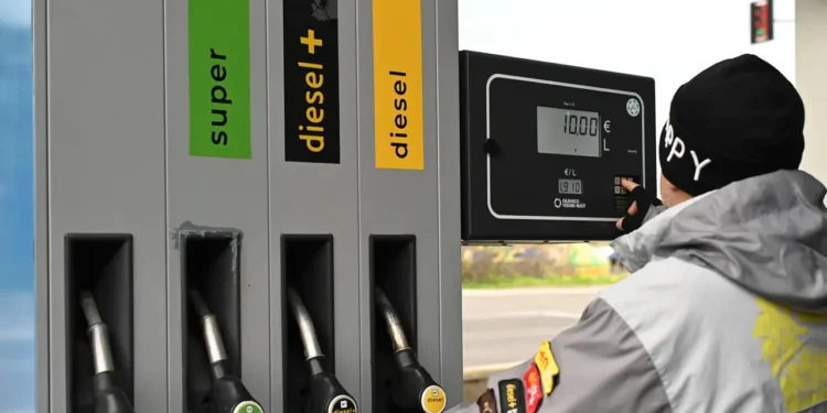 Benzina e Diesel d’oro: la Sicilia è la più cara d’Italia. E per i pendolari palermitani è una vera stangata