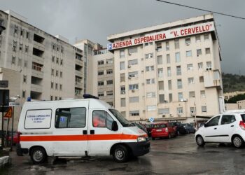 Palermo, caos al Pronto Soccorso del Cervello: sfondata la porta e infermieri accerchiati