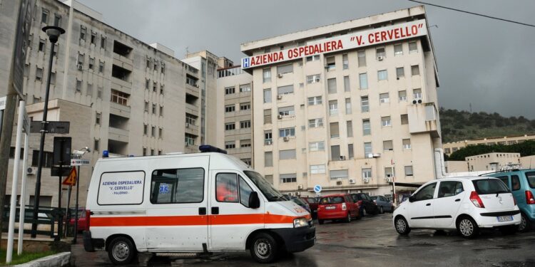 Palermo, caos al Pronto Soccorso del Cervello: sfondata la porta e infermieri accerchiati
