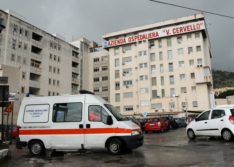 Palermo, caos al Pronto Soccorso del Cervello: sfondata la porta e infermieri accerchiati