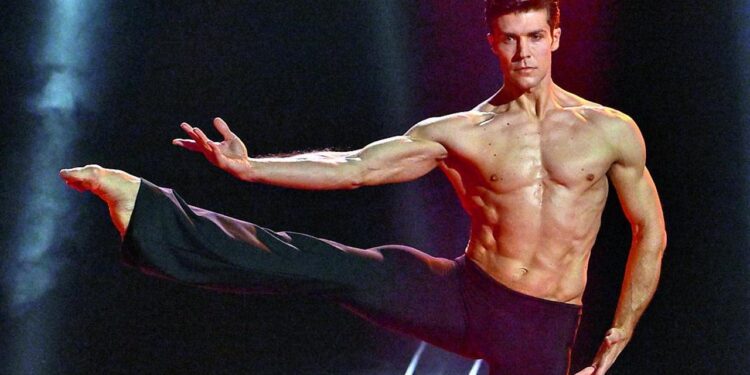 Roberto Bolle incanta il Teatro Massimo: il mito di Caravaggio prende vita sulle punte