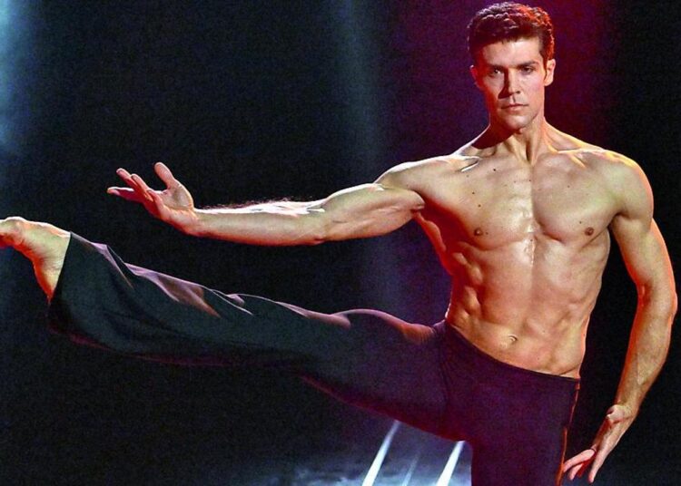 Roberto Bolle incanta il Teatro Massimo: il mito di Caravaggio prende vita sulle punte