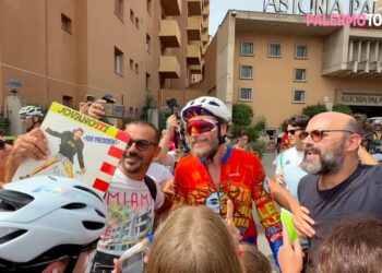 Jovanotti arriva a Palermo in bicicletta