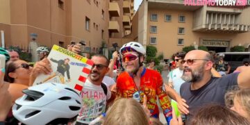 Jovanotti arriva a Palermo in bicicletta