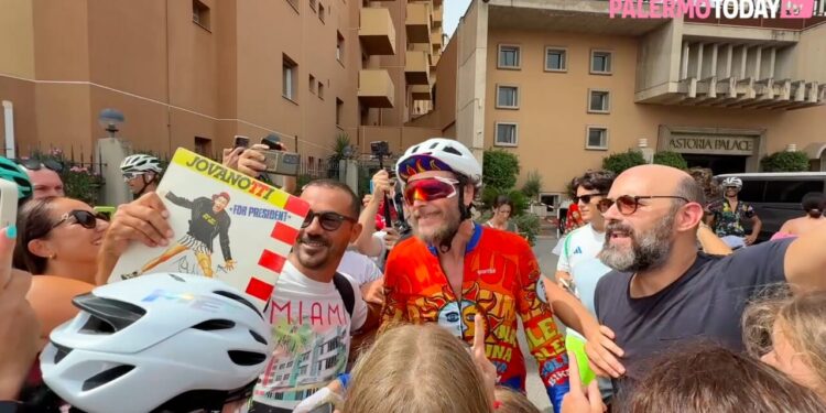 Jovanotti arriva a Palermo in bicicletta