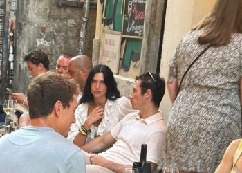 Dua Lipa in giro per le strade di Palermo