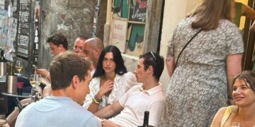 Dua Lipa in giro per le strade di Palermo