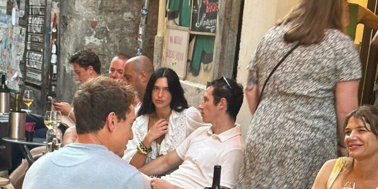 Dua Lipa in giro per le strade di Palermo