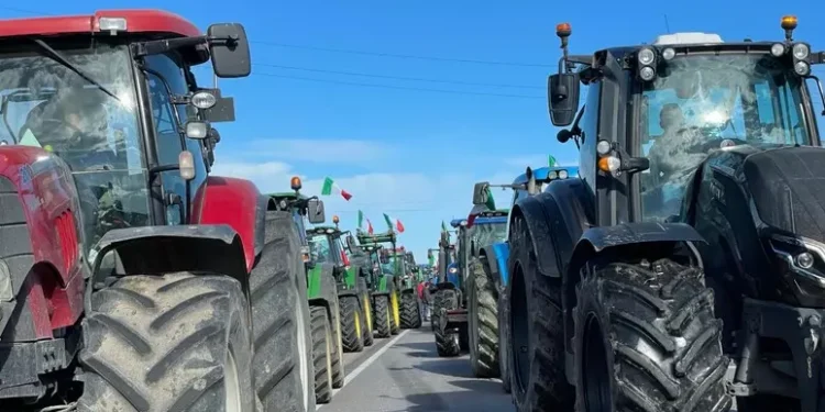 Caro carburante e materie prime: la Sicilia torna in strada, corteo di trattori di 10 km nel Belice