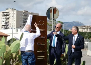 La scultura Areté installata al molo Santa Lucia di Palermo