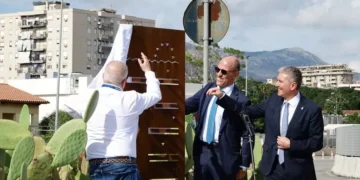 La scultura Areté installata al molo Santa Lucia di Palermo