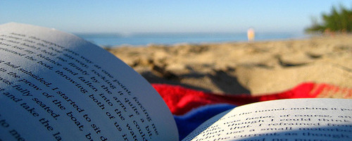 libro in spiaggia a barcellona