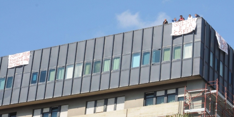 sei ex operai cofely manifestano sul tetto dell edificio del policlinico 16f1303c1ce4e1280300db46c341e18b