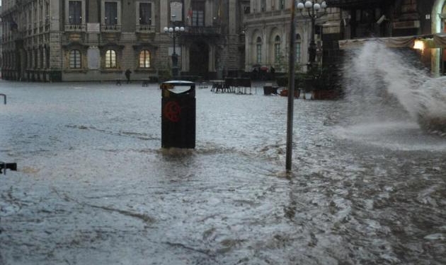 maltemponubifragio su cataniaauto travolte in piazza duomo