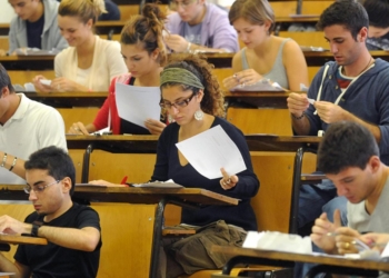 Foto Matteo Corner - LaPressecronacaMilano 4 09 2012 Esame di ammissione alla facoltà di medicina all'università statale di  Milano Nella Foto un momento del Test